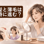 白髪と薄毛の変化を気にしながら鏡で髪を確認する50代女性のアイキャッチイラスト