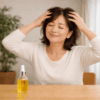 ホホバオイルで頭皮マッサージする50代の女性